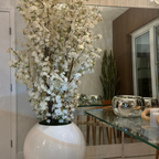 Weißes Kirschblüten-Arrangement im Globe Topf