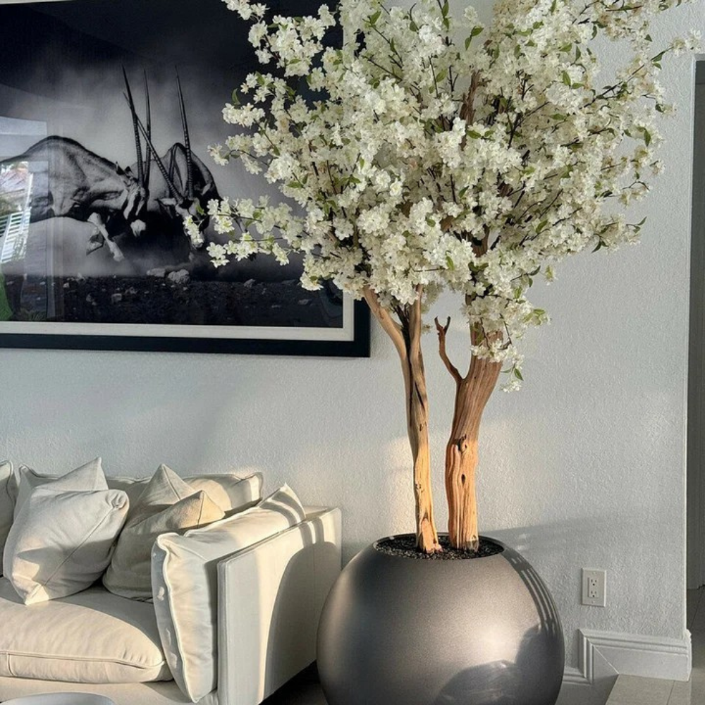 Kirschblütenbaum im Matte Gunmetal Globe Topf