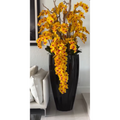San Jose Vase in sandigem Beige mit weißen Orchideen im Wasserfall-Design