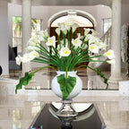 Elegante Vase mit mehreren weißen Calla-Lilien