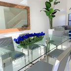 Moderne Glasvase mit blauen Tulpen