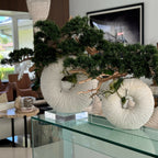 Große Ewigkeitsvase mit hängendem Bonsai und Treibholz
