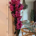 Große Teakholzvase mit natürlichen Kanten und rosa Vanda-Orchideen