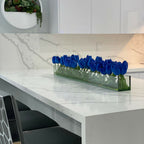 Moderne Glasvase mit blauen Tulpen
