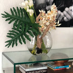 Mondvase mit Cymbidium-Orchideen und Calla-Lilien